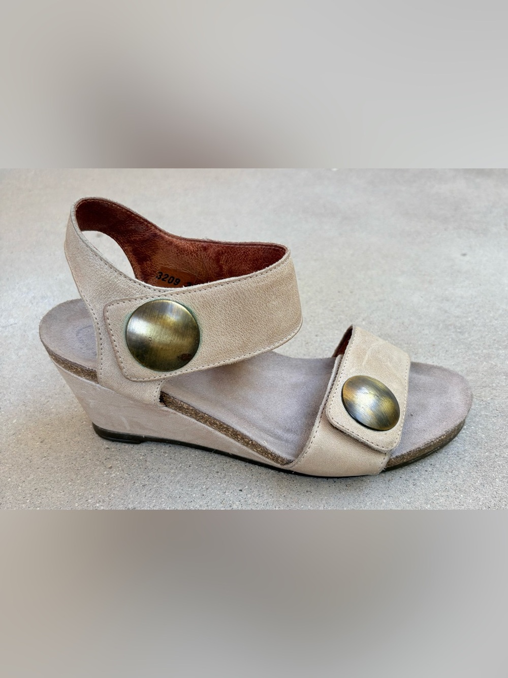 Taos Carousel 2 Women Size EU 36 US 5.5/6 Tan Taupe Leather Wedge Sandals Studs